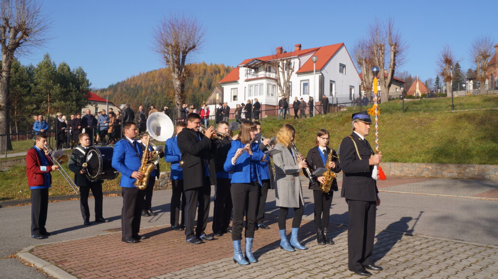 Orkiestra Dęta z Bieńkówki podczas Gminnych Obchodów Święta Niepodległości w dniu 11 listopada 2021 r. w Budzowie