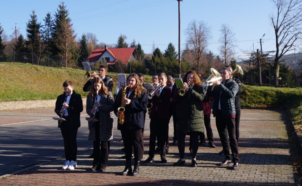 Orkiestra Dęta “Sygnał” w Budzowie podczas Gminnych Obchodów Święta Niepodległości w dniu 11 listopada 2021 r. w Budzowie