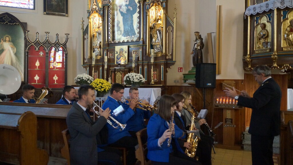 Orkiestra Dęta z Bieńkówki podczas Gminnych Obchodów Święta Niepodległości w dniu 11 listopada 2021 r. w Budzowie
