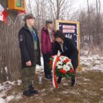 Uroczystość poświęcenia Kapliczki pamięci Żołnierzy Niezłomnych- złożenie kwiatów