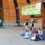 Zespół Budzowskie Kliszczaki podczas występu na 45. Karpackim Festiwalu Dziecięcych Zespołów Regionalnych w Rabce