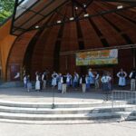 Zespół Budzowskie Kliszczaki podczas występu na 45. Karpackim Festiwalu Dziecięcych Zespołów Regionalnych w Rabce