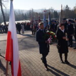 Złożenie wieńców, kwiatów i zniczy pod pomnikiem upamiętniającym Poległych za Ojczyznę w latach 1914-1920