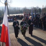 Złożenie wieńców, kwiatów i zniczy pod pomnikiem upamiętniającym Poległych za Ojczyznę w latach 1914-1920