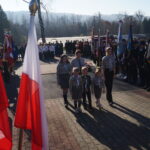 Złożenie wieńców, kwiatów i zniczy pod pomnikiem upamiętniającym Poległych za Ojczyznę w latach 1914-1920