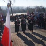 Złożenie wieńców, kwiatów i zniczy pod pomnikiem upamiętniającym Poległych za Ojczyznę w latach 1914-1920