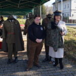 Dyrektor Biblioteki i Ośrodka Animacji Kultury Gminy Budzów z przedstawicielem stoiska z militariami.