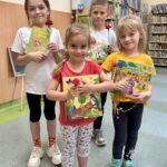 Akcja promującą czytelnictwo Książka i Róża w Gminnej Bibliotece Publicznej w Budzowie