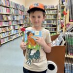 Akcja promującą czytelnictwo Książka i Róża w Gminnej Bibliotece Publicznej w Budzowie