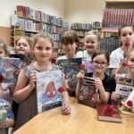 Akcja promującą czytelnictwo Książka i Róża w Gminnej Bibliotece Publicznej w Budzowie
