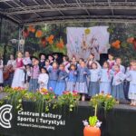 WYSTĘP ZESPOŁU REGIONALNEGO BUDZOWSKIE KLISZCZAKI W PARKU PAŁACOWYM DOMU POMOCY SPOŁECZNEJ W IZDEBNIKU