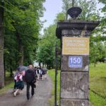 WYSTĘP ZESPOŁU REGIONALNEGO BUDZOWSKIE KLISZCZAKI W PARKU PAŁACOWYM DOMU POMOCY SPOŁECZNEJ W IZDEBNIKU