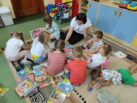 XXIV  OGÓLNOPOLSKI TYDZIEŃ CZYTANIA DZIECIOM „CZYTANIE ZBLIŻA” –  AKCJA CZYTELNICZA BIBLIOTEKI PUBLICZNEJ W JACHÓWCE DLA PRZEDSZKOLAKÓW, JACHÓWKA – CZERWIEC 2025 R.