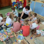 CAŁA POLSKA CZYTA DZIECIOM - AKCJA CZYTELNICZA W BIBLIOTECE PUBLICZNEK W JACHÓWCE