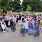 WYSTĘP ZESPOŁU REGIONALNEGO BUDZOWSKIE KLISZCZAKI W PARKU PAŁACOWYM DOMU POMOCY SPOŁECZNEJ W IZDEBNIKU