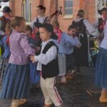 Zespół Budzowskie Kliszczaki podczas Parafiady ze Świętymi w Budzowie