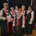 WYRÓŻNIENIE DLA CZŁONKIŃ KOŁA GOSPODYŃ WIEJSKICH CZERWONE KORALE Z JACHÓWKI NA POWIATOWYM KONKURSIE GAWĘDZIARZY, ŚPIEWAKÓW I INSTRUMENTALISTÓW LUDOWYCH PODBABIOGÓRSKIE POSIADY