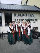 WYRÓŻNIENIE  DLA  CZŁONKIŃ  KOŁA  GOSPODYŃ  WIEJSKICH „CZERWONE KORALE”  Z  JACHÓWKI  NA POWIATOWYM  KONKURSIE  GAWĘDZIARZY,  ŚPIEWAKÓW  I INSTRUMENTALISTÓW  LUDOWYCH  „PODBABIOGÓRSKIE POSIADY” – ZAWOJA, 7 CZERWCA 2025 R.