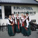 WYRÓŻNIENIE DLA CZŁONKIŃ KOŁA GOSPODYŃ WIEJSKICH CZERWONE KORALE Z JACHÓWKI NA POWIATOWYM KONKURSIE GAWĘDZIARZY, ŚPIEWAKÓW I INSTRUMENTALISTÓW LUDOWYCH PODBABIOGÓRSKIE POSIADY