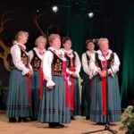 WYRÓŻNIENIE DLA CZŁONKIŃ KOŁA GOSPODYŃ WIEJSKICH CZERWONE KORALE Z JACHÓWKI NA POWIATOWYM KONKURSIE GAWĘDZIARZY, ŚPIEWAKÓW I INSTRUMENTALISTÓW LUDOWYCH PODBABIOGÓRSKIE POSIADY