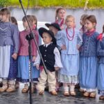 Zespół Budzowskie Kliszczaki podczas Parafiady ze Świętymi w Budzowie