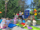 AKCJA CZYTELNICZA „CZYTANIE NA TRAWIE” W GMINNEJ BIBLIOTECE PUBICZNEJ W BUDZOWIE, BUDZÓW – 4 CZERWCA 2025 R.