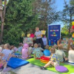 AKCJA CZYTELNICZA CZYTANIE NA TRAWIE W GMINNEJ BIBLIOTECE PUBICZNEJ W BUDZOWIE