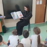 CAŁA POLSKA CZYTA DZIECIOM- SPOTKANIE CZYTELNICZE BIBLIOTEKI PUBLICZNEJ W PALCZY Z PRZEDSZKOLAKAMI Z ZSP W PALCZY