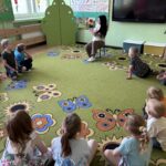 CAŁA POLSKA CZYTA DZIECIOM - AKCJA CZYTELNICZA BIBLIOTEKI PUBLICZNEJ W BACZYNIE DLA PRZEDSZKOLAKÓW Z ZSP W BACZYNIE