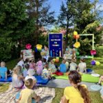 AKCJA CZYTELNICZA CZYTANIE NA TRAWIE W GMINNEJ BIBLIOTECE PUBICZNEJ W BUDZOWIE