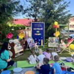 AKCJA CZYTELNICZA CZYTANIE NA TRAWIE W GMINNEJ BIBLIOTECE PUBICZNEJ W BUDZOWIE