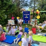 AKCJA CZYTELNICZA CZYTANIE NA TRAWIE W GMINNEJ BIBLIOTECE PUBICZNEJ W BUDZOWIE