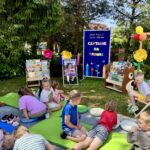 AKCJA CZYTELNICZA CZYTANIE NA TRAWIE W GMINNEJ BIBLIOTECE PUBICZNEJ W BUDZOWIE