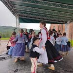 Zespół Budzowskie Kliszczaki podczas Parafiady ze Świętymi w Budzowie