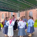 Zespół Budzowskie Kliszczaki podczas Parafiady ze Świętymi w Budzowie