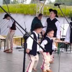 Zespół Budzowskie Kliszczaki podczas Parafiady ze Świętymi w Budzowie