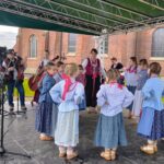 Zespół Budzowskie Kliszczaki podczas Parafiady ze Świętymi w Budzowie