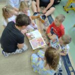 CAŁA POLSKA CZYTA DZIECIOM - AKCJA CZYTELNICZA W BIBLIOTECE PUBLICZNEK W JACHÓWCE