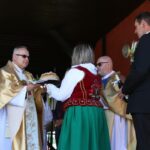 Przekazanie chleba i widna dla księdza