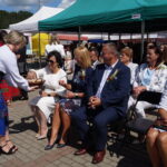 Częstowanie chlebem zebranych uczestników Mszy Świętej