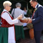 Częstowanie chlebem zebranych uczestników Mszy Świętej