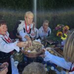 Częstowanie chlebem zebranych uczestników Mszy Świętej