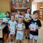 WAKACYJNY KONKURS FOTOGRAFICZNY PRZYŁAPANA, PRZYŁAPANY Z KSIĄŻKĄ W BIBLIOTECE PUBLICZNEJ W BIEŃKÓWCE