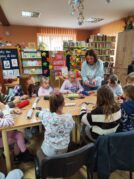 SPOTKANIE KLUBU PRZYJACIÓŁ BIBLIOTEKI W BIEŃKÓWCE – WARSZTATY SZYDEŁKOWANIA – 11 PAŹDZIERNIKA 2025.