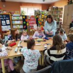 SPOTKANIE KLUBU PRZYJACIÓŁ BIBLIOTEKI W BIEŃKÓWCE – WARSZTATY SZYDEŁKOWANIA