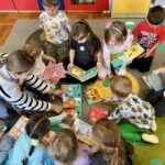 W ŚWIECIE KSIĄŻEK – BIBLIOTEKA W ODWIEDZINACH U PRZEDSZKOLAKÓW W SP NR 2