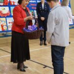 Rozdanie słodkości dla dzieci przez organizatorów