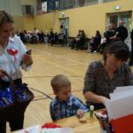 Rozdanie słodkości dla dzieci przez organizatorów