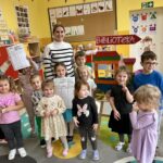 W ŚWIECIE KSIĄŻEK – BIBLIOTEKA W ODWIEDZINACH U PRZEDSZKOLAKÓW W SP NR 2