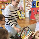 W ŚWIECIE KSIĄŻEK – BIBLIOTEKA W ODWIEDZINACH U PRZEDSZKOLAKÓW W SP NR 2